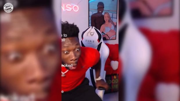 Davies in tears as he celebrates Canada's 2022 World Cup qualification